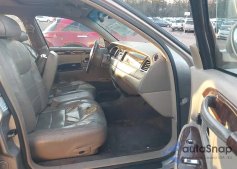 2001 Lincoln Town Car Signature from USA, damaged, VIN 1LNHM82W31Y732838